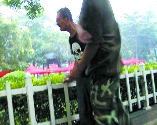 郑州街头男子狂殴老人续 老人挨打也非头一回